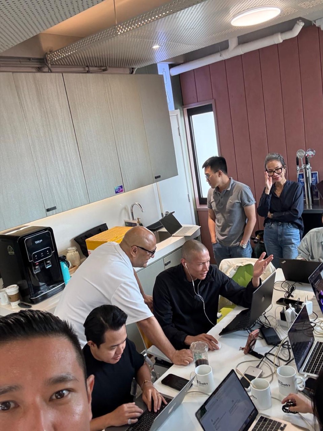 An engineer coaching a builder at the screen